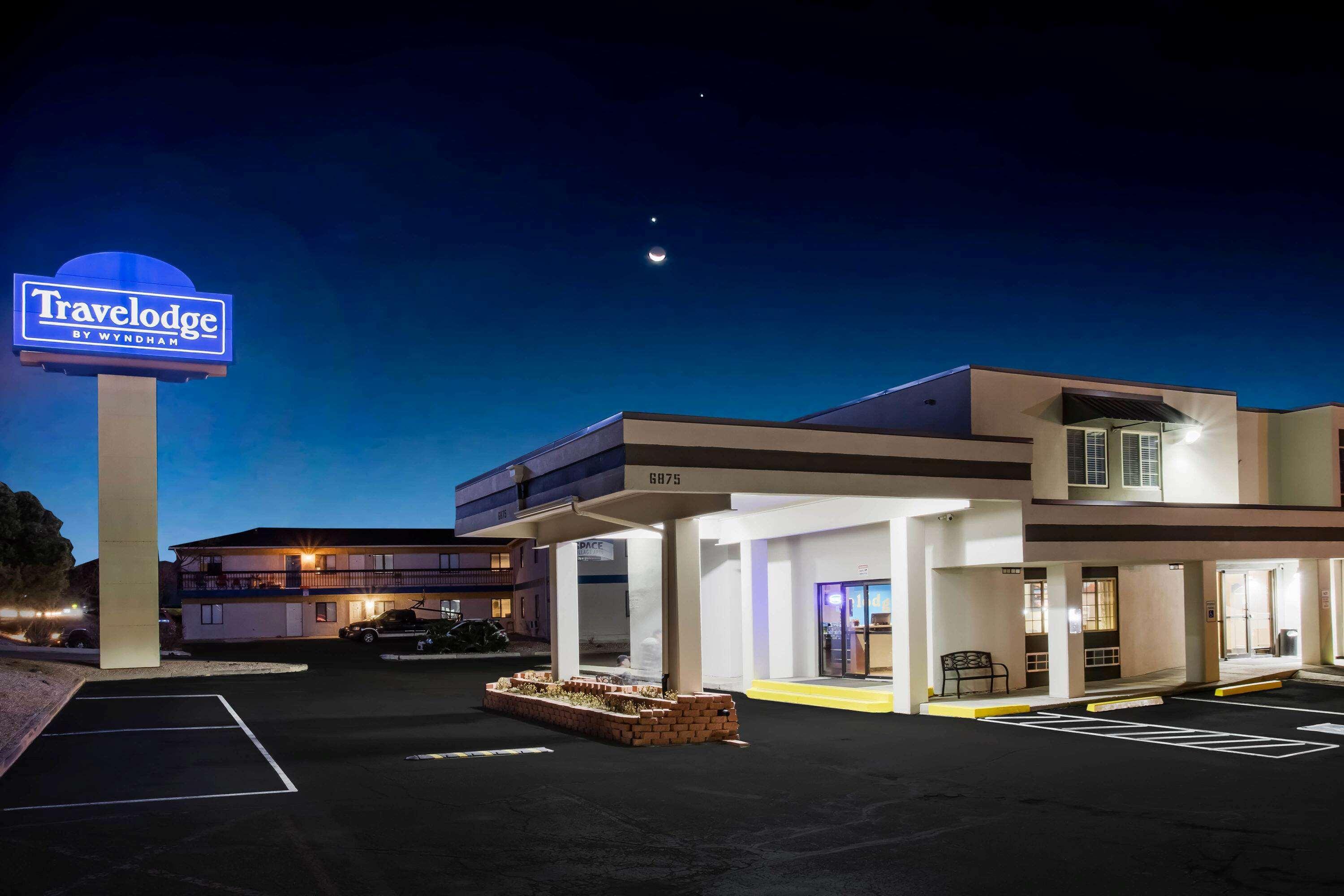 Travelodge By Wyndham Colorado Springs Airport/Peterson Afb Экстерьер фото